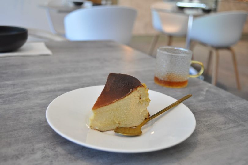 Cheesecake with cup of tea