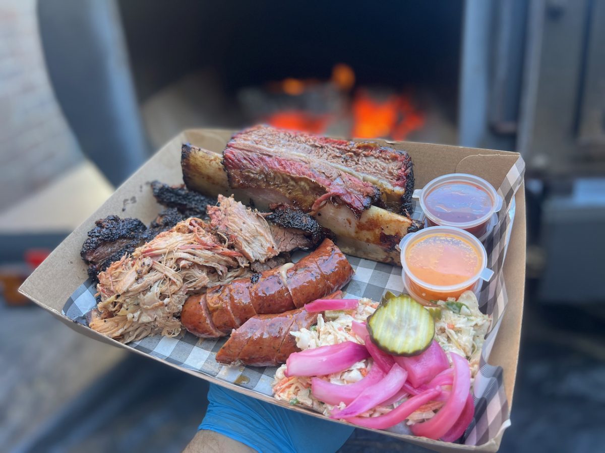 barbecue plate with sides and sauces