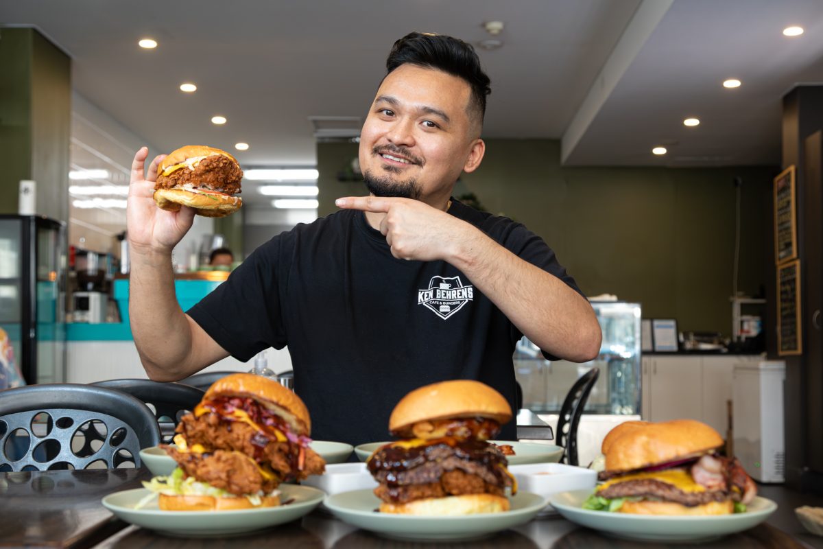 A man pointing to a burger
