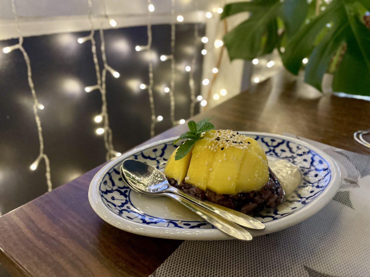 Slices of mango on sticky rice